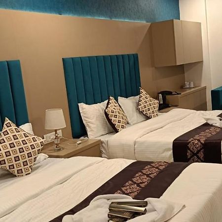 Hotel Royal Square Ґандінаґар Екстер'єр фото