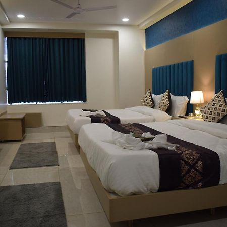 Hotel Royal Square Ґандінаґар Екстер'єр фото