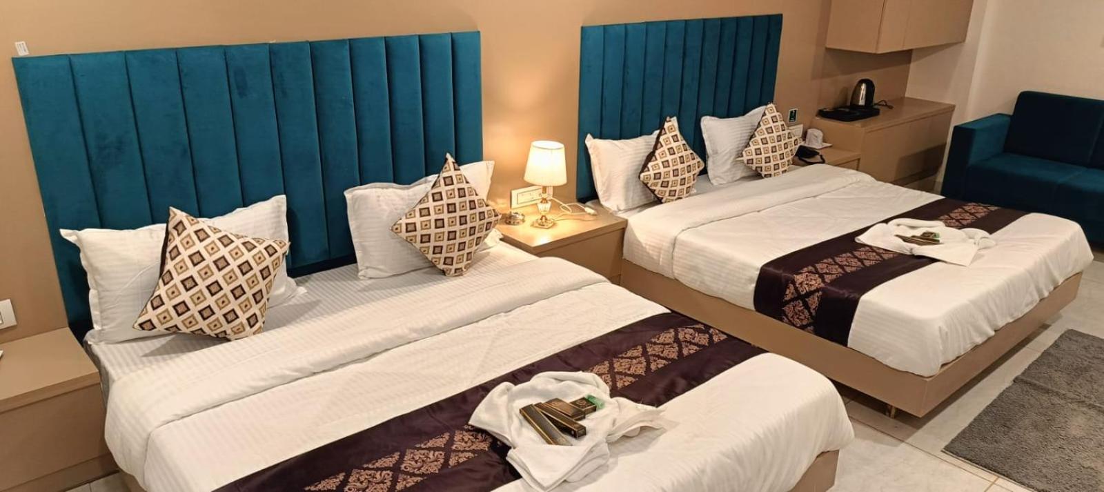 Hotel Royal Square Ґандінаґар Екстер'єр фото