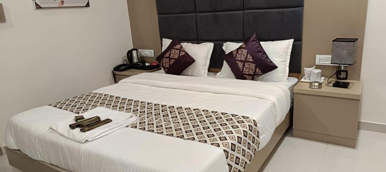 Hotel Royal Square Ґандінаґар Екстер'єр фото