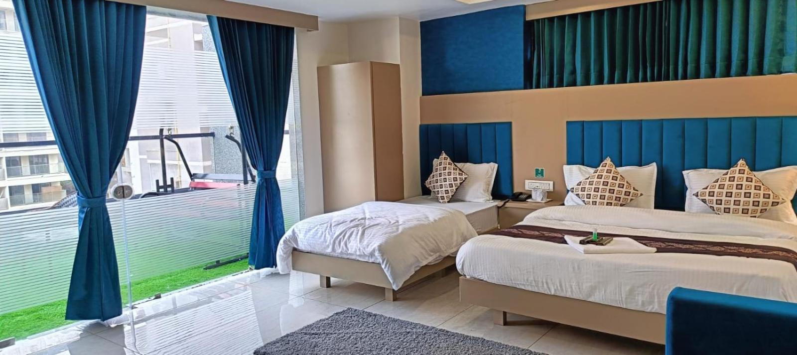 Hotel Royal Square Ґандінаґар Екстер'єр фото