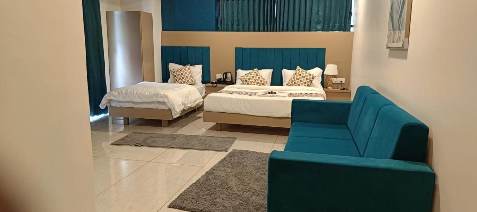 Hotel Royal Square Ґандінаґар Екстер'єр фото