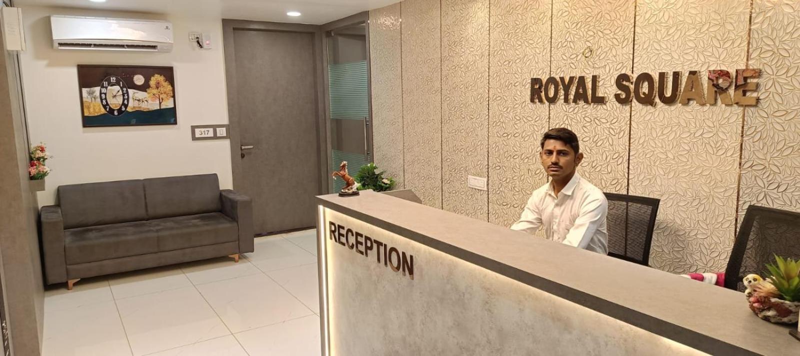 Hotel Royal Square Ґандінаґар Екстер'єр фото