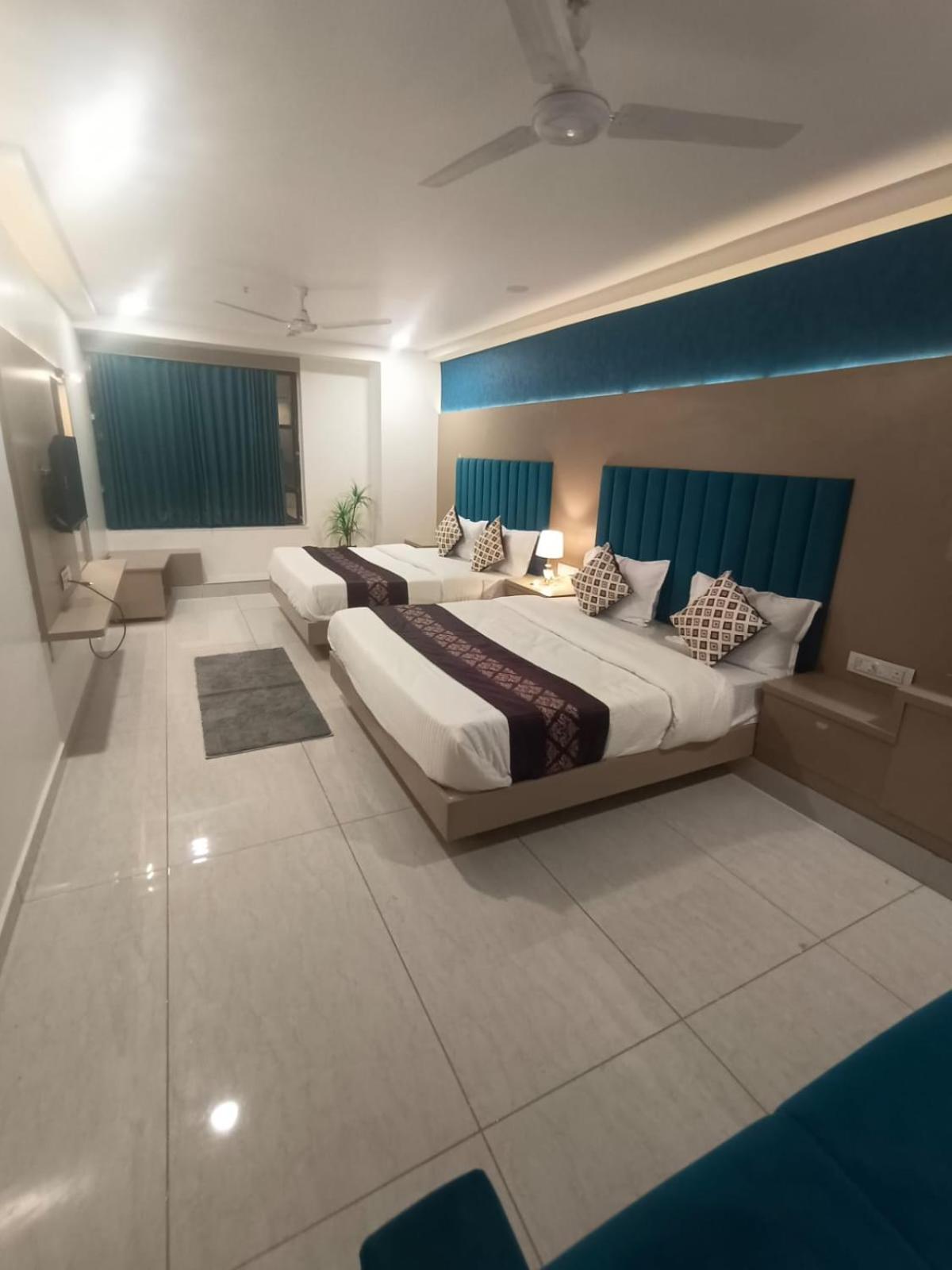 Hotel Royal Square Ґандінаґар Екстер'єр фото
