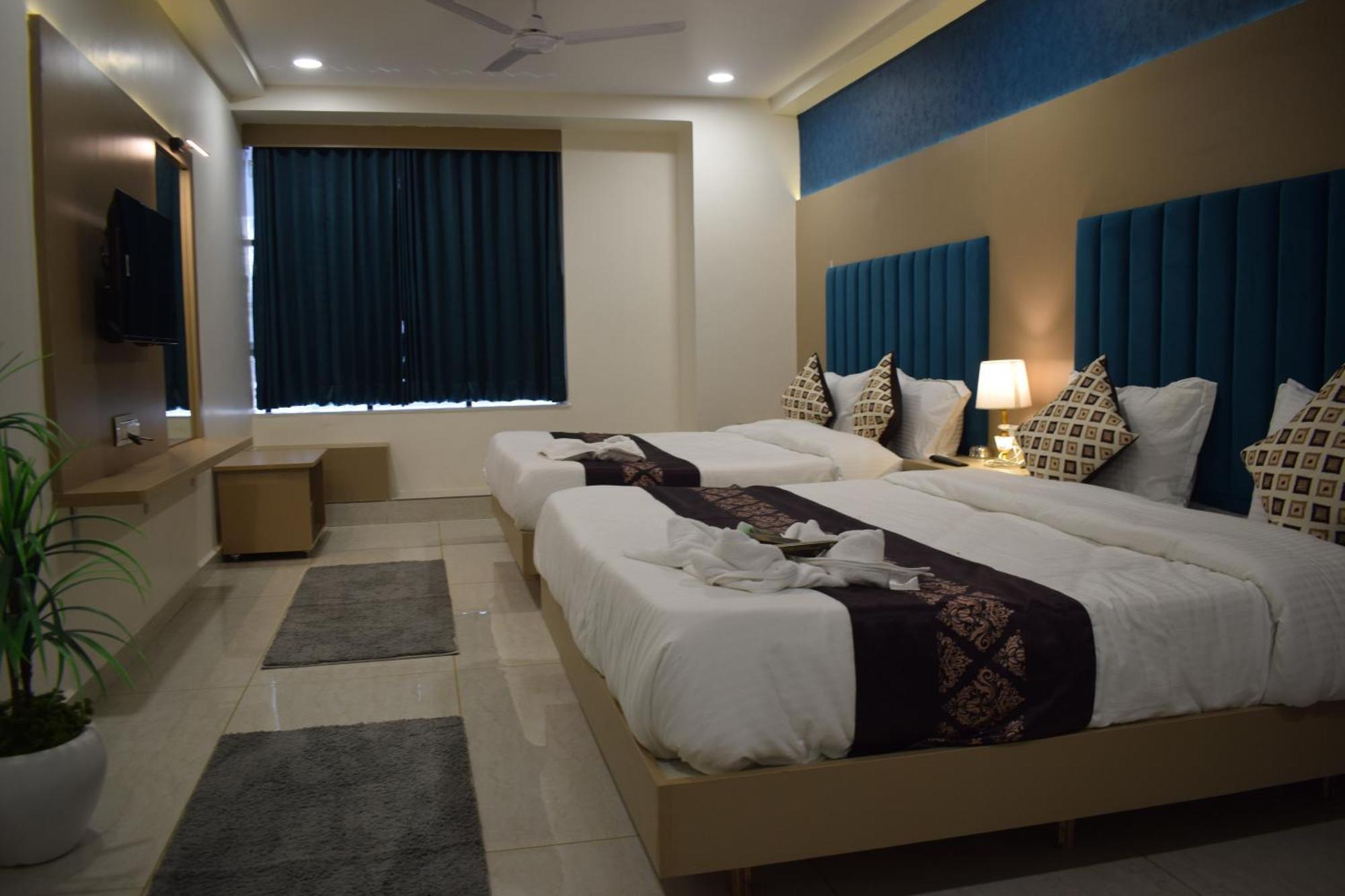 Hotel Royal Square Ґандінаґар Екстер'єр фото