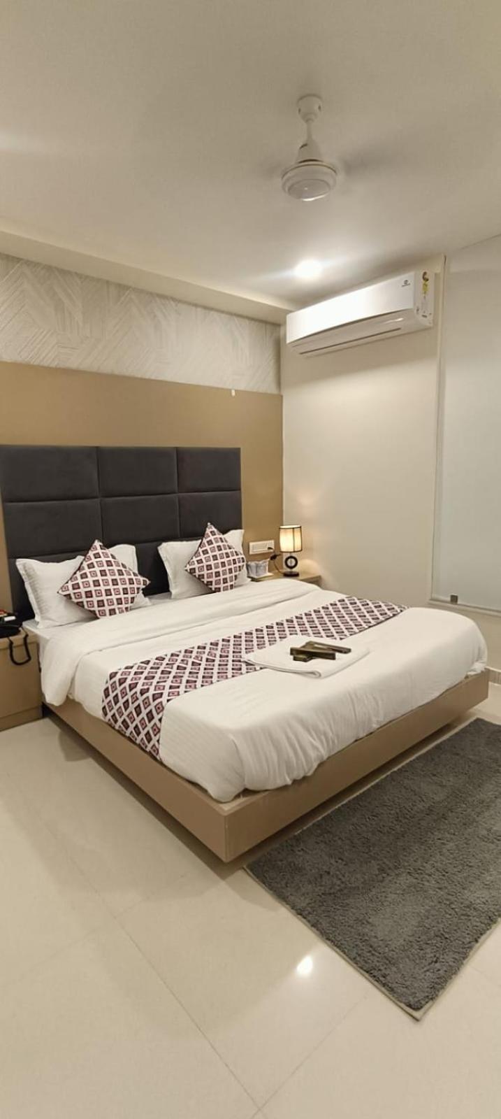 Hotel Royal Square Ґандінаґар Екстер'єр фото